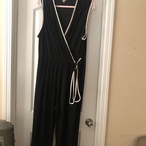 Jumpsuit with contrast piping